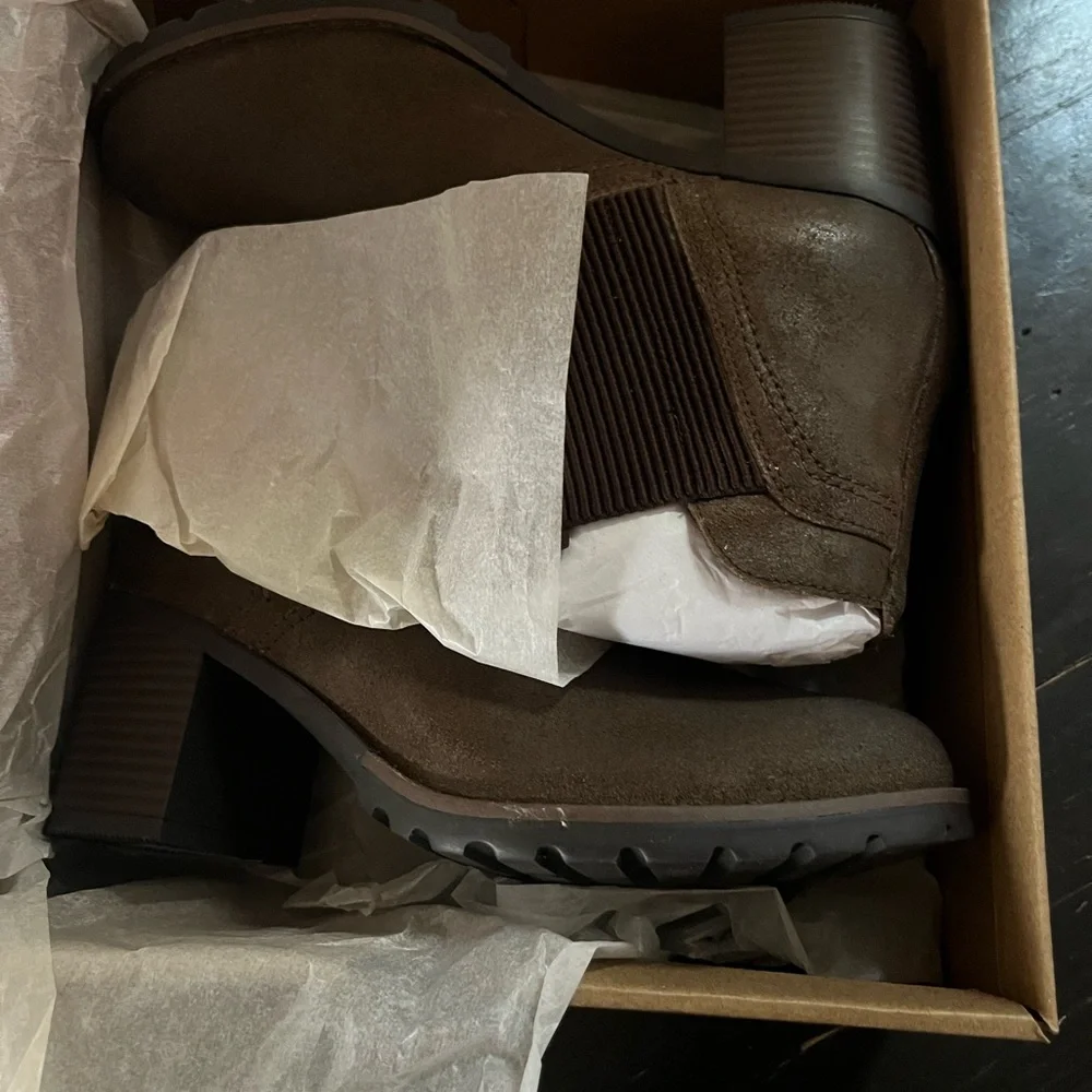 New Clarks Leda Up Brown Suede Leather Chelsea Boots Heeled Lug Sole NIB 8.5